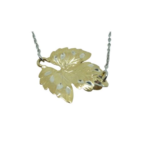 Collar de plata con una hoja de parra chapada