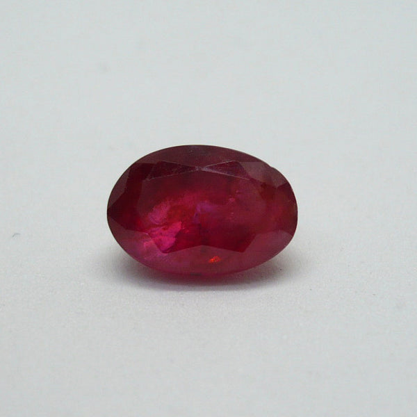 Espinela roja talla oval. Origen Sri Lanka