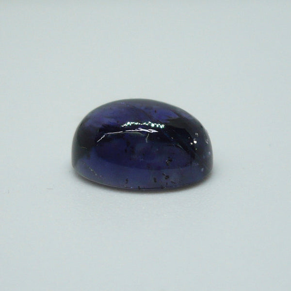 Iolita talla oval cabujón. Origen India