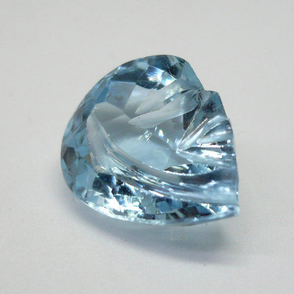 Topacio azul perilla con un rostro tallado