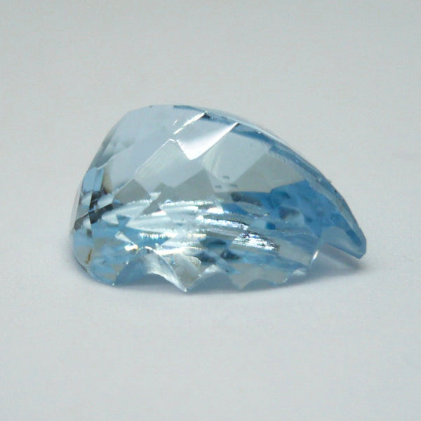 Topacio azul perilla con un rostro tallado