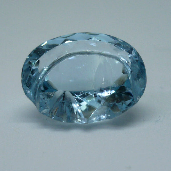 Topacio azul oval con rostro tallado
