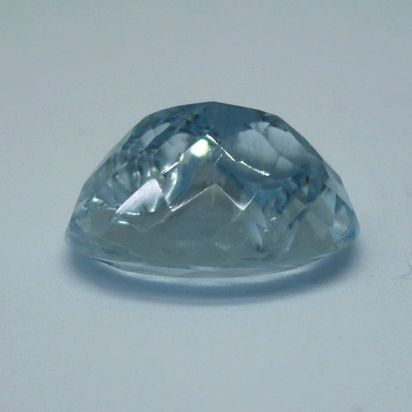 Topacio azul oval con rostro tallado