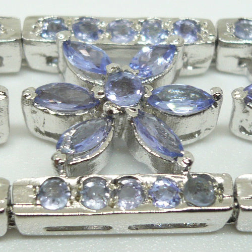 Pulsera de plata y tanzanitas con motivos florales.