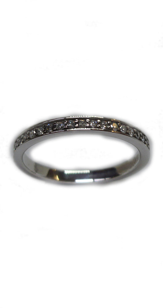 Sortija de oro blanco de 18k con brillantes en media alianza, engastados en grano.