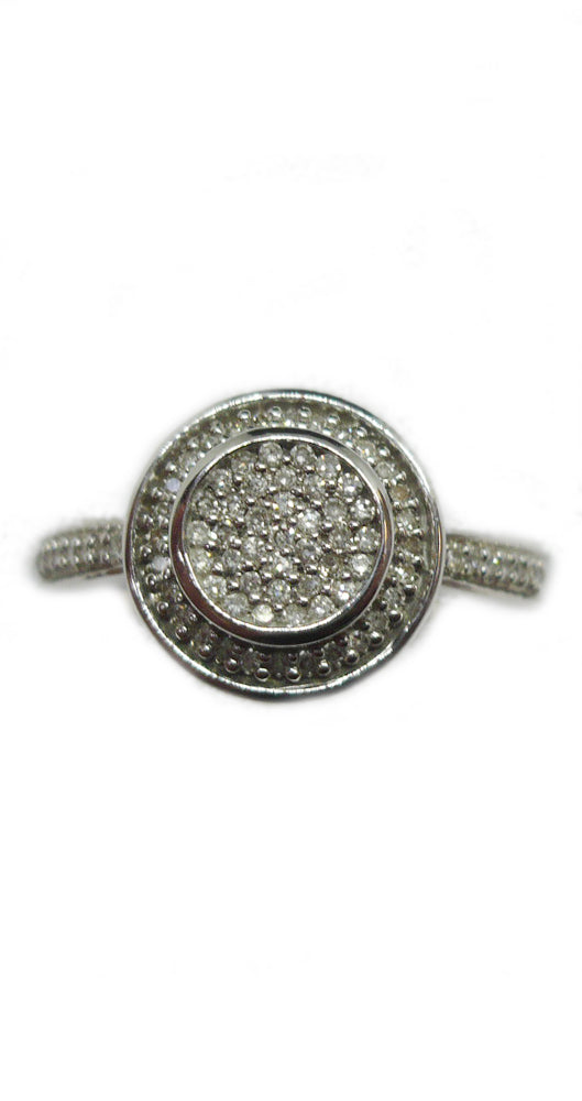 Sortija de oro blanco de 18k, 750 milésimas, con cuajado de brillantes dispuestos en forma de orla, engastados en garras.