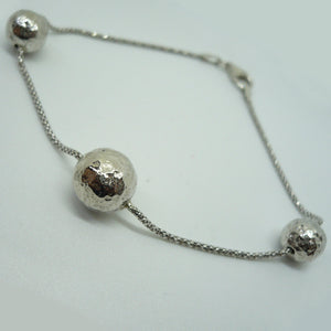 Pulsera de plata de ley con cadena tipo cola de ratón y 3 bolas lapidadas de diferentes tamaños insertadas