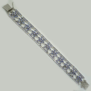 Pulsera de plata y tanzanitas con motivos florales.
