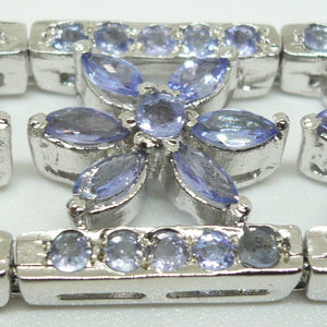 Pulsera de plata y tanzanitas con motivos florales.