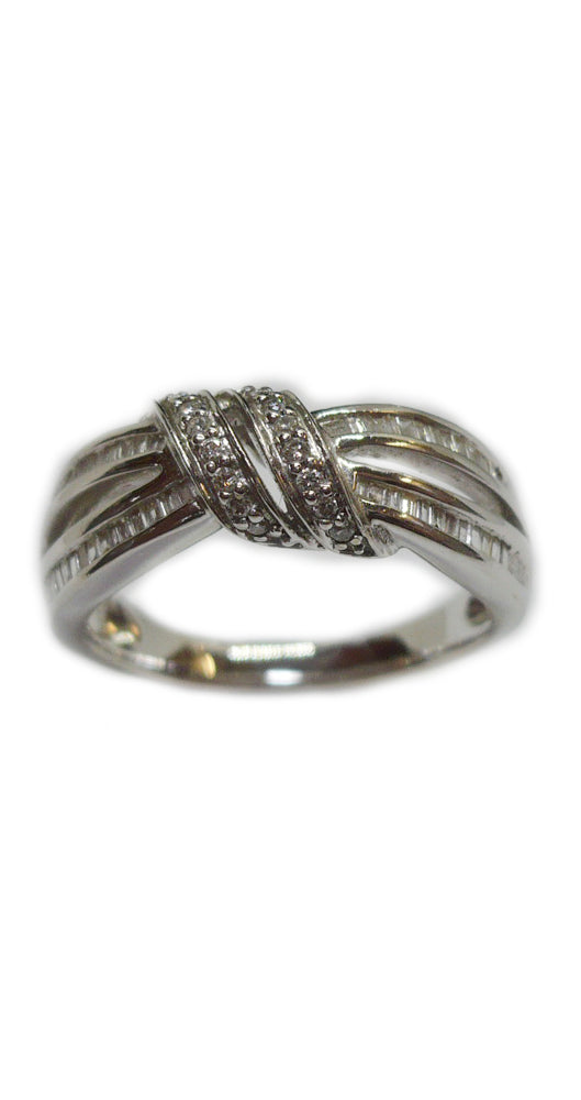 Sortija de oro blanco 18k, 750 milésimas, con diamantes talla baguette y princesa, engastados en carril y en grano. Un diseño elegante, moderno y con mucha clase.